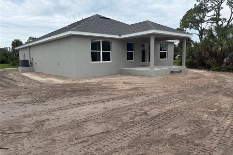 House in Port Charlotte, Florida 3 bedrooms, 140.47 sq.m. № 2283449 - photo 4