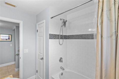 Villa ou maison à vendre à Tampa, Floride: 2 chambres, 94.39 m2 № 2430636 - photo 16
