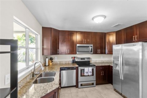 Villa ou maison à vendre à Tampa, Floride: 2 chambres, 94.39 m2 № 2430636 - photo 13