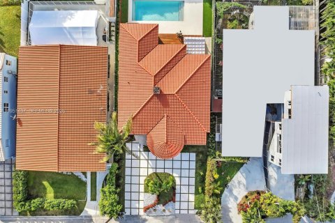 House in Surfside, Florida 3 bedrooms № 2054661 - photo 12