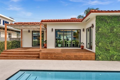 House in Surfside, Florida 3 bedrooms № 2054661 - photo 17