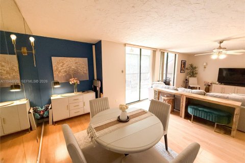 Copropriété à vendre à Plantation, Floride: 2 chambres, 120.4 m2 № 2001137 - photo 1