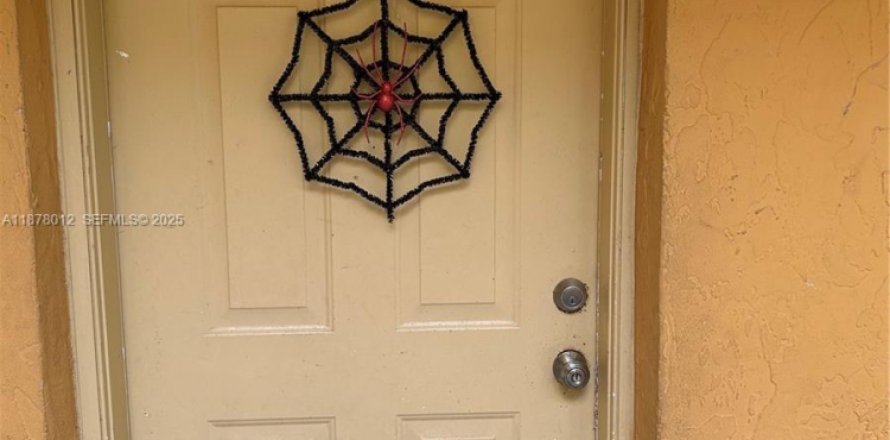 Кондоминиум с 2 спальнями в Хайалиа, Флорида № 1982015