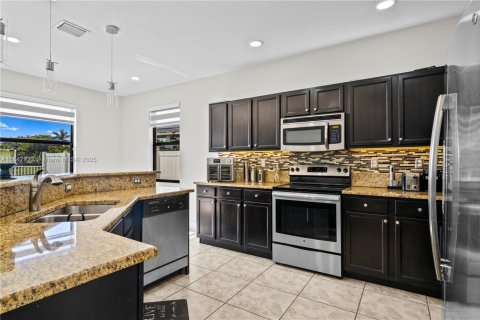 Casa en venta en Hialeah, Florida, 4 dormitorios, 243.59 m2 № 1936081 - foto 21