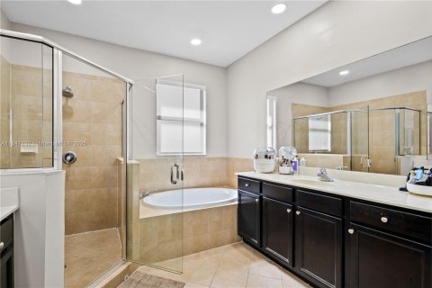 Casa en venta en Hialeah, Florida, 4 dormitorios, 243.59 m2 № 1936081 - foto 30