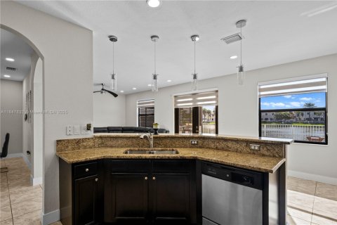 Casa en venta en Hialeah, Florida, 4 dormitorios, 243.59 m2 № 1936081 - foto 20