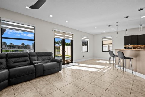 Casa en venta en Hialeah, Florida, 4 dormitorios, 243.59 m2 № 1936081 - foto 17