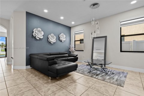 Casa en venta en Hialeah, Florida, 4 dormitorios, 243.59 m2 № 1936081 - foto 8