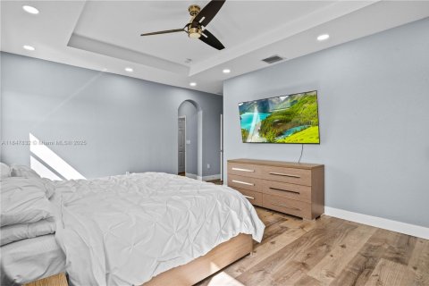 Casa en venta en Hialeah, Florida, 4 dormitorios, 243.59 m2 № 1936081 - foto 27