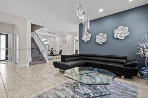 Casa en venta en Hialeah, Florida, 4 dormitorios, 243.59 m2 № 1936081 - foto 7