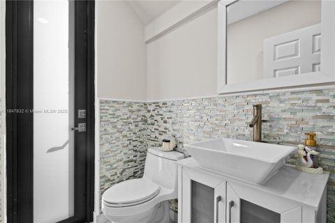Casa en venta en Hialeah, Florida, 4 dormitorios, 243.59 m2 № 1936081 - foto 12