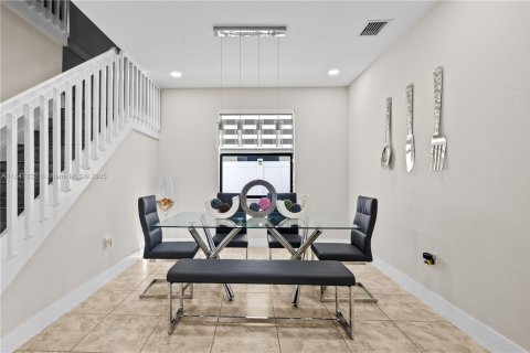 Casa en venta en Hialeah, Florida, 4 dormitorios, 243.59 m2 № 1936081 - foto 9