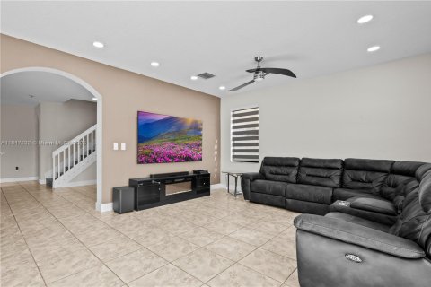 Casa en venta en Hialeah, Florida, 4 dormitorios, 243.59 m2 № 1936081 - foto 13