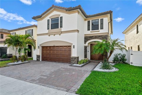 Casa en venta en Hialeah, Florida, 4 dormitorios, 243.59 m2 № 1936081 - foto 3