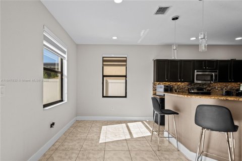 Casa en venta en Hialeah, Florida, 4 dormitorios, 243.59 m2 № 1936081 - foto 18