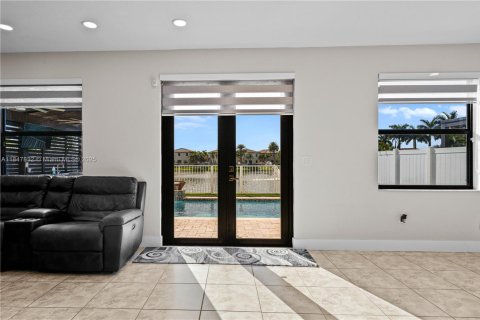 Casa en venta en Hialeah, Florida, 4 dormitorios, 243.59 m2 № 1936081 - foto 24