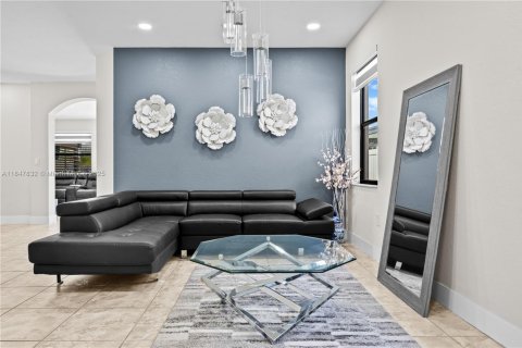 Casa en venta en Hialeah, Florida, 4 dormitorios, 243.59 m2 № 1936081 - foto 6