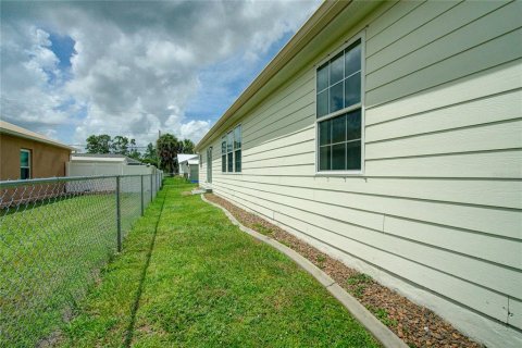 House in Port Charlotte, Florida 3 bedrooms, 165.55 sq.m. № 1841602 - photo 28