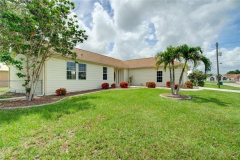 House in Port Charlotte, Florida 3 bedrooms, 165.55 sq.m. № 1841602 - photo 4