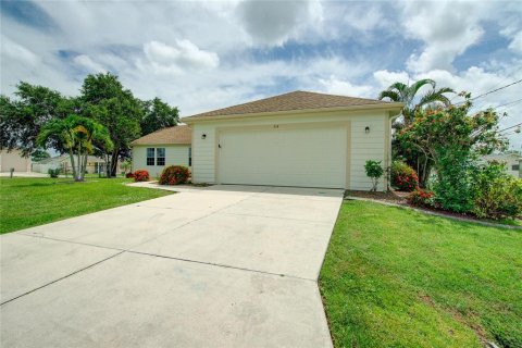House in Port Charlotte, Florida 3 bedrooms, 165.55 sq.m. № 1841602 - photo 1