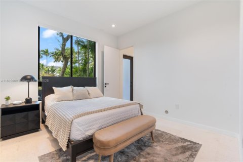 House in Bay Harbor Islands, Florida 6 bedrooms, 451.6 sq.m. № 1768199 - photo 19