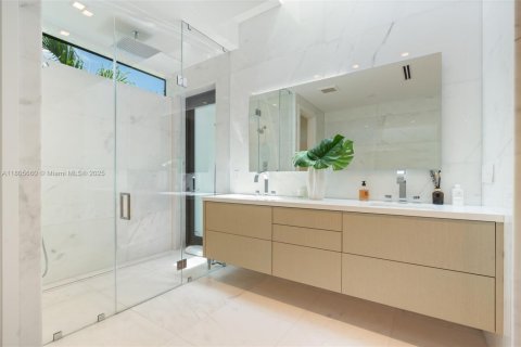 House in Bay Harbor Islands, Florida 6 bedrooms, 451.6 sq.m. № 1768199 - photo 25