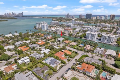 House in Bay Harbor Islands, Florida 6 bedrooms, 451.6 sq.m. № 1768199 - photo 1