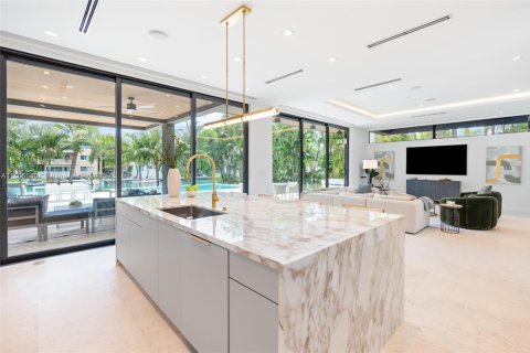 House in Bay Harbor Islands, Florida 6 bedrooms, 451.6 sq.m. № 1768199 - photo 9