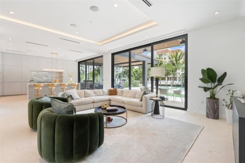 House in Bay Harbor Islands, Florida 6 bedrooms, 451.6 sq.m. № 1768199 - photo 13