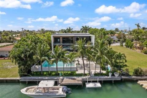 House in Bay Harbor Islands, Florida 6 bedrooms, 451.6 sq.m. № 1768199 - photo 3