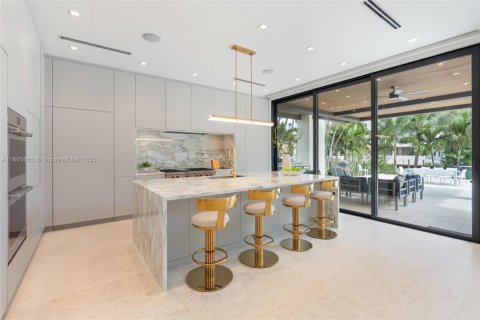 House in Bay Harbor Islands, Florida 6 bedrooms, 451.6 sq.m. № 1768199 - photo 8