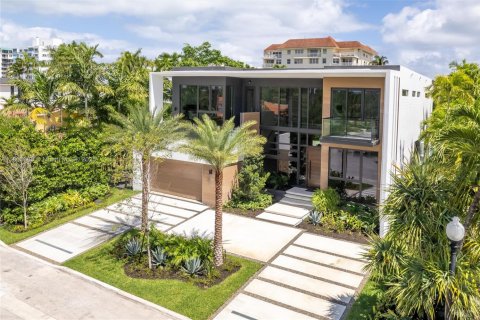 House in Bay Harbor Islands, Florida 6 bedrooms, 451.6 sq.m. № 1768199 - photo 6