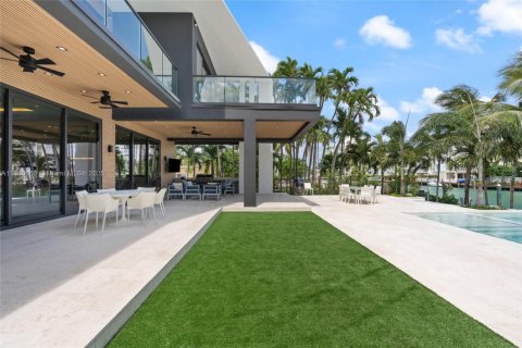 House in Bay Harbor Islands, Florida 6 bedrooms, 451.6 sq.m. № 1768199 - photo 4
