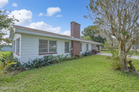 House in Crescent City, Florida 2 bedrooms, 139.73 sq.m. № 806885 - photo 1