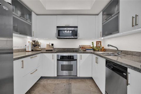 Copropriété à louer à Miami, Floride: 2 chambres, 98.94 m2 № 2084372 - photo 3
