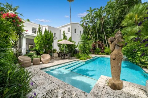 Casa en Miami Beach, Florida 3 dormitorios, 230.49 m2 № 2303558