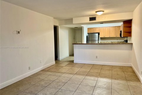 Снять в аренду кондоминиум в Дорал, Флорида 1 спальня, 75.25м2, № 1950591 - фото 3
