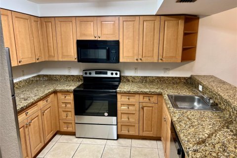 Снять в аренду кондоминиум в Дорал, Флорида 1 спальня, 75.25м2, № 1950591 - фото 2