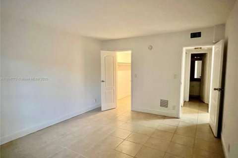 Снять в аренду кондоминиум в Дорал, Флорида 1 спальня, 75.25м2, № 1950591 - фото 9