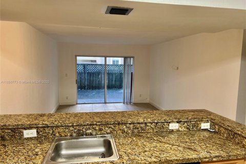 Снять в аренду кондоминиум в Дорал, Флорида 1 спальня, 75.25м2, № 1950591 - фото 4