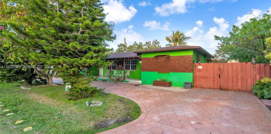 Immobilier commercial à Miami, Floride 156.08 m2 № 2004811