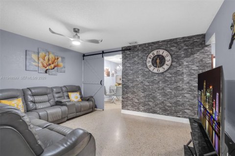 Immobilier commercial à vendre à Miami, Floride: 156.08 m2 № 2004811 - photo 4