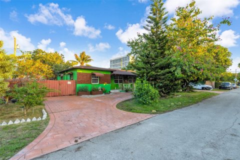 Immobilier commercial à vendre à Miami, Floride: 156.08 m2 № 2004811 - photo 2