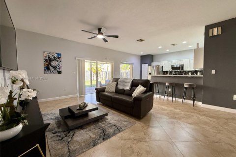 House in Cutler Bay, Florida 5 bedrooms, 266.54 sq.m. № 1794510 - photo 11
