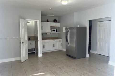 Снять в аренду коммерческую недвижимость в Хомстед, Флорида № 1992550 - фото 1