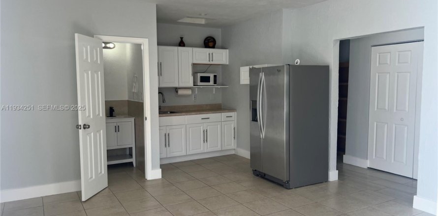 Коммерческая недвижимость в Хомстед, Флорида № 1992550