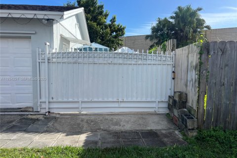 Снять в аренду коммерческую недвижимость в Хомстед, Флорида № 1992550 - фото 2