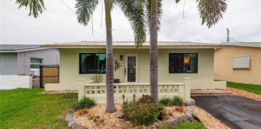 House in Tamarac, Florida 2 bedrooms, 106.19 sq.m. № 1897430