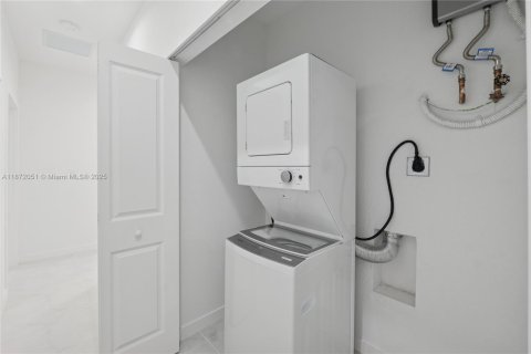 Casa en venta en Miami, Florida, 3 dormitorios, 104.05 m2 № 1931371 - foto 22