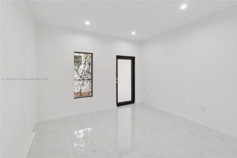 Casa en venta en Miami, Florida, 3 dormitorios, 104.05 m2 № 1931371 - foto 5